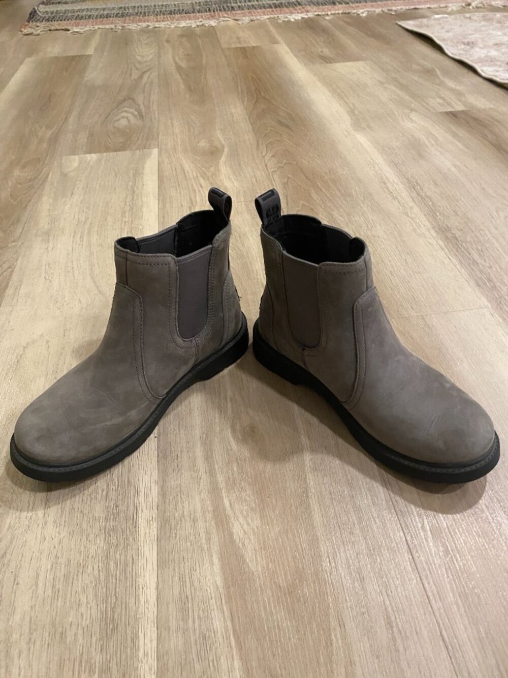 UGG Chelsea Bolden Boots Fits Women’s 5.5-6 Kids Size 4 Taupe Like New! - Picture 7 of 13